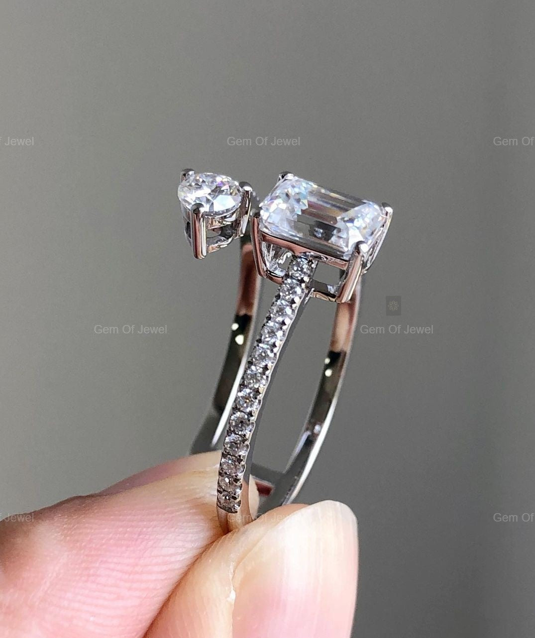 Emerald and Round Moissanite Toi et Moi Split Band Ring, Emerald Split Band Ring, Round Split Band Ring, Toi Et Moi Moissanite Diamond Ring