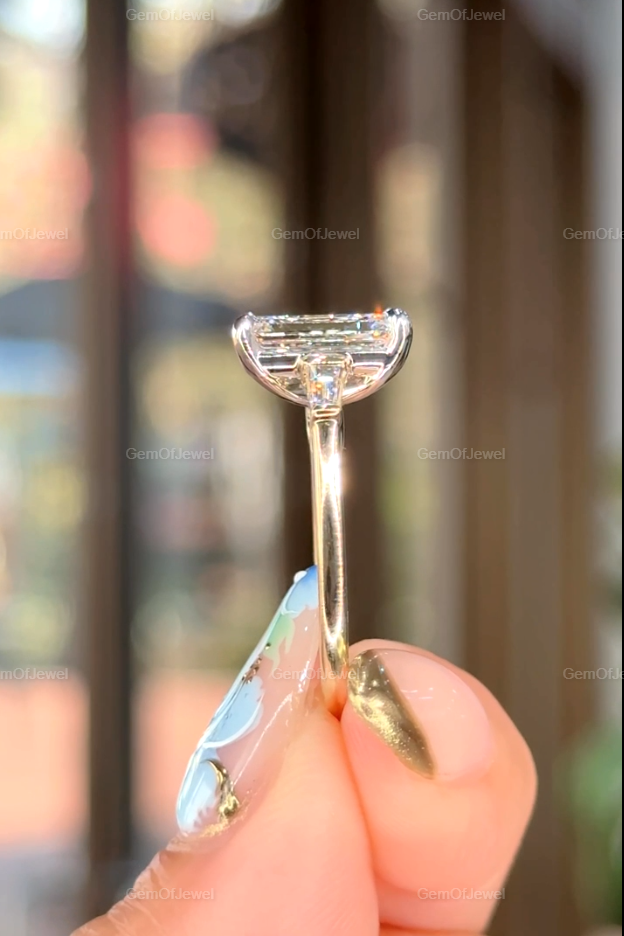 3CT Emerald Three Stone Diamond Wedding Ring, Emerald Moissanite Engagement Ring With Side Tapper Baguette Diamond Ring, 3CT Emerald Ring